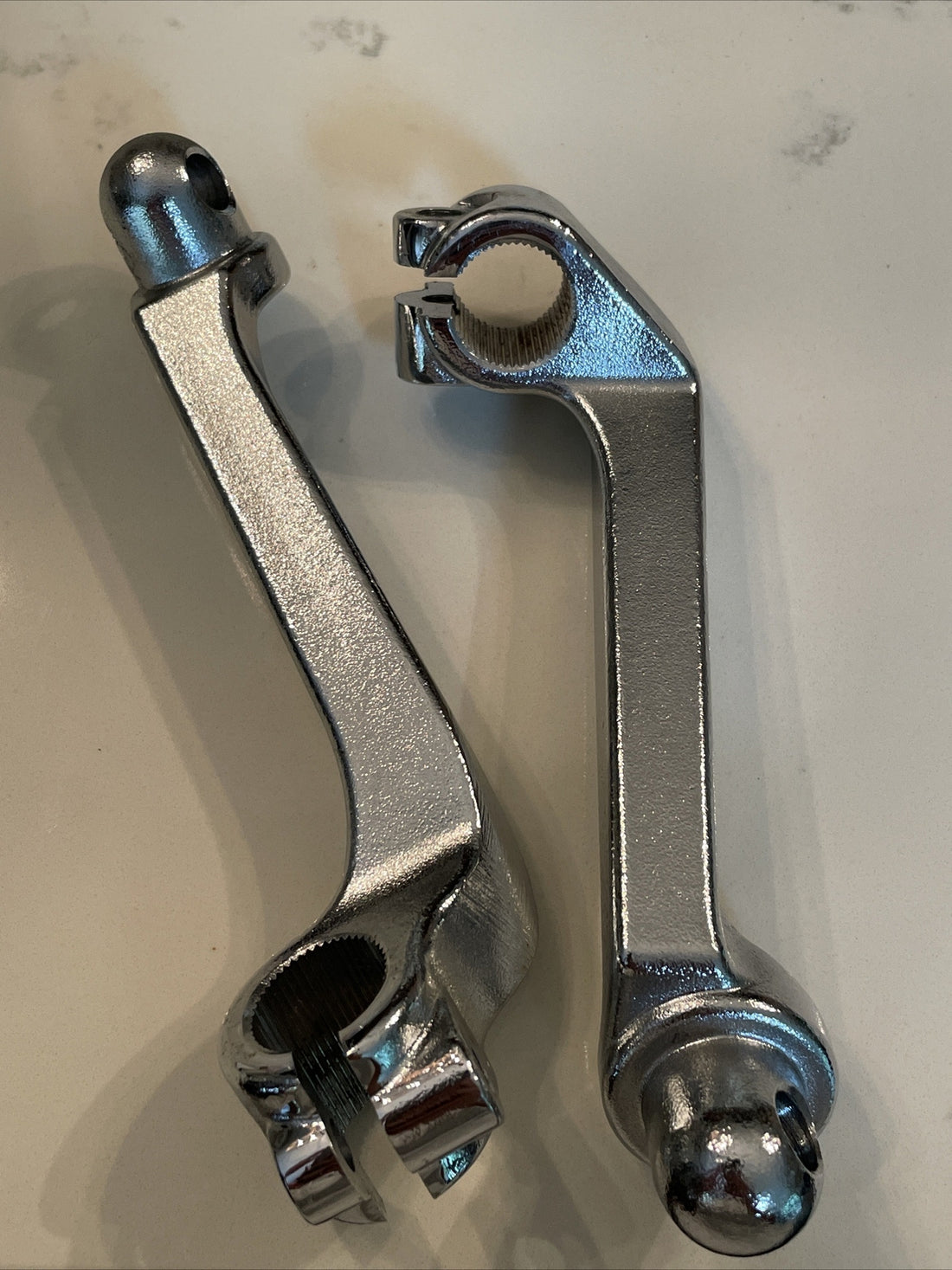
  
  27-1735 V-TWIN 52-74 K & XL CHROME FOOTPEG SUPPORT SET DRIVER 50948-71 50949-67
  
