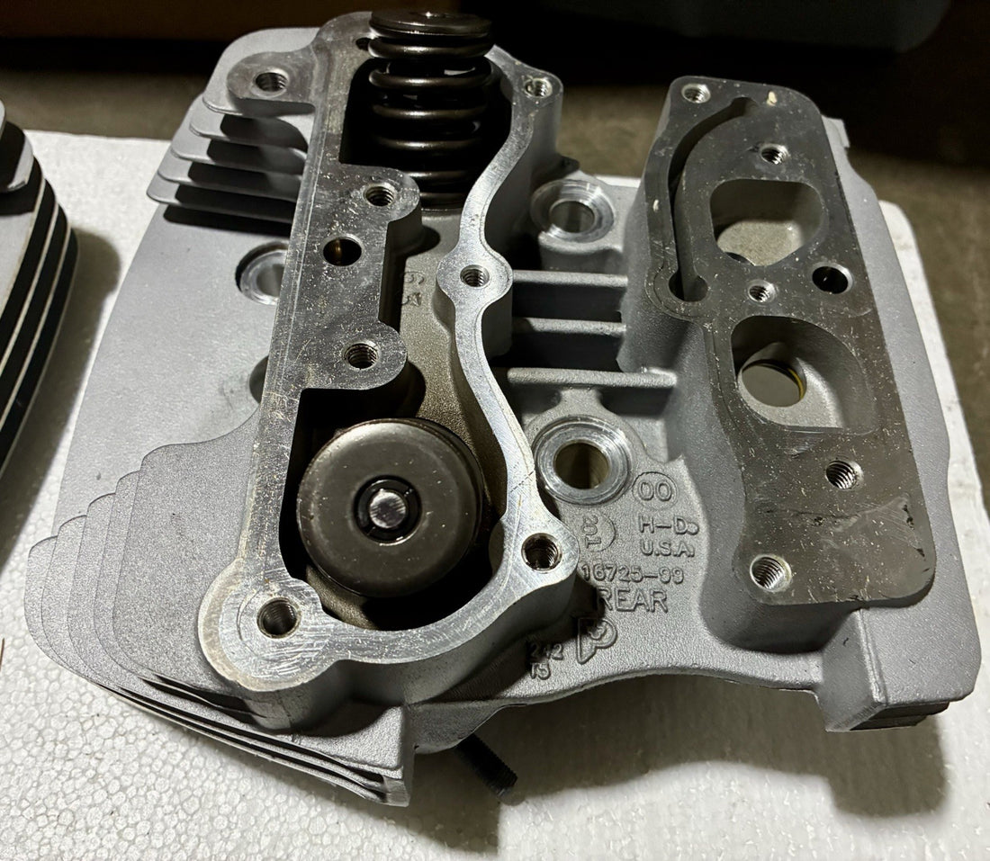 
  
  16723-99 & 16725-99 HARLEY-DAVIDSON 1999-2003 DYNA SOFTAIL TOURING HEADS OEM
  
