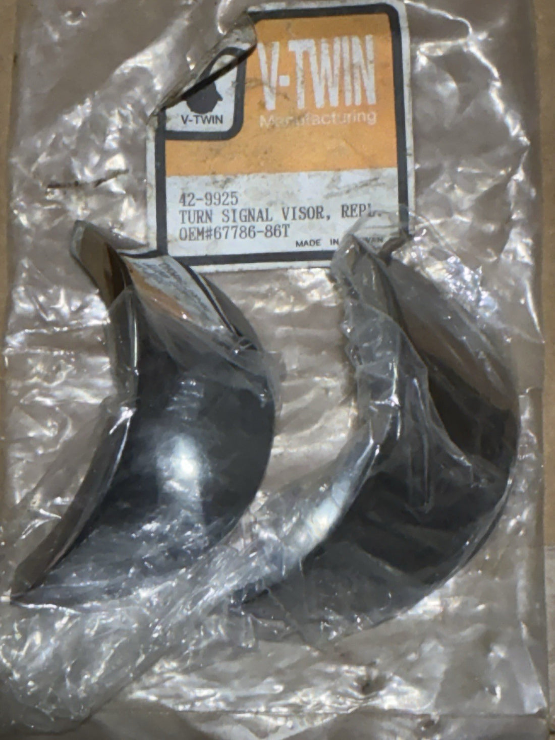 
  
  V-TWIN 42-9925  CHROME TURN SIGNAL VISORS 1963-1984 FL HARLEY 67786-86T NOS
  
