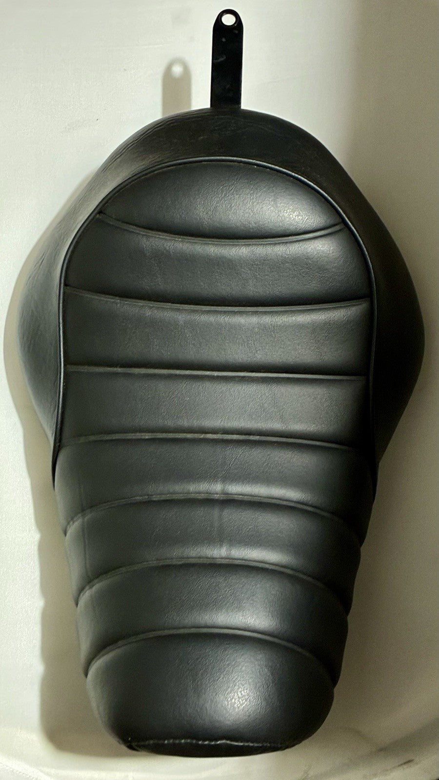 
  
  H860201AR04885 HARLEY-DAVIDSON SPORTSTER XL SOLO SEAT OEM NTO
  
