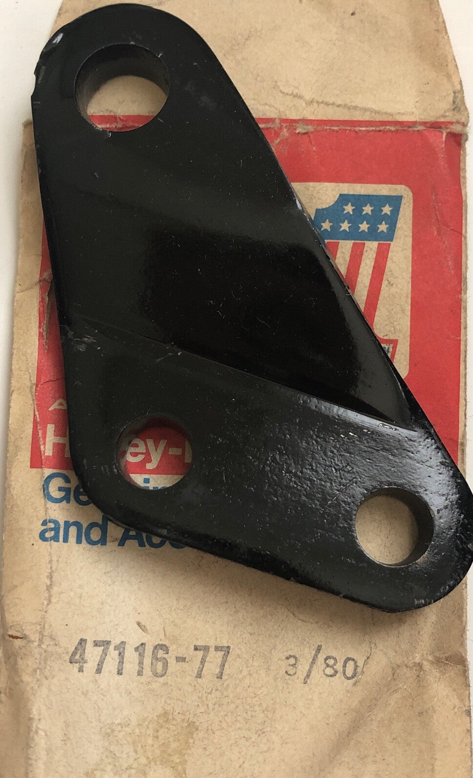 
  
  47116-77   HARLEY-DAVIDSON   LEFT REAR FOOTREST BRACKET OEM NOS VINTAGE PARTS
  
