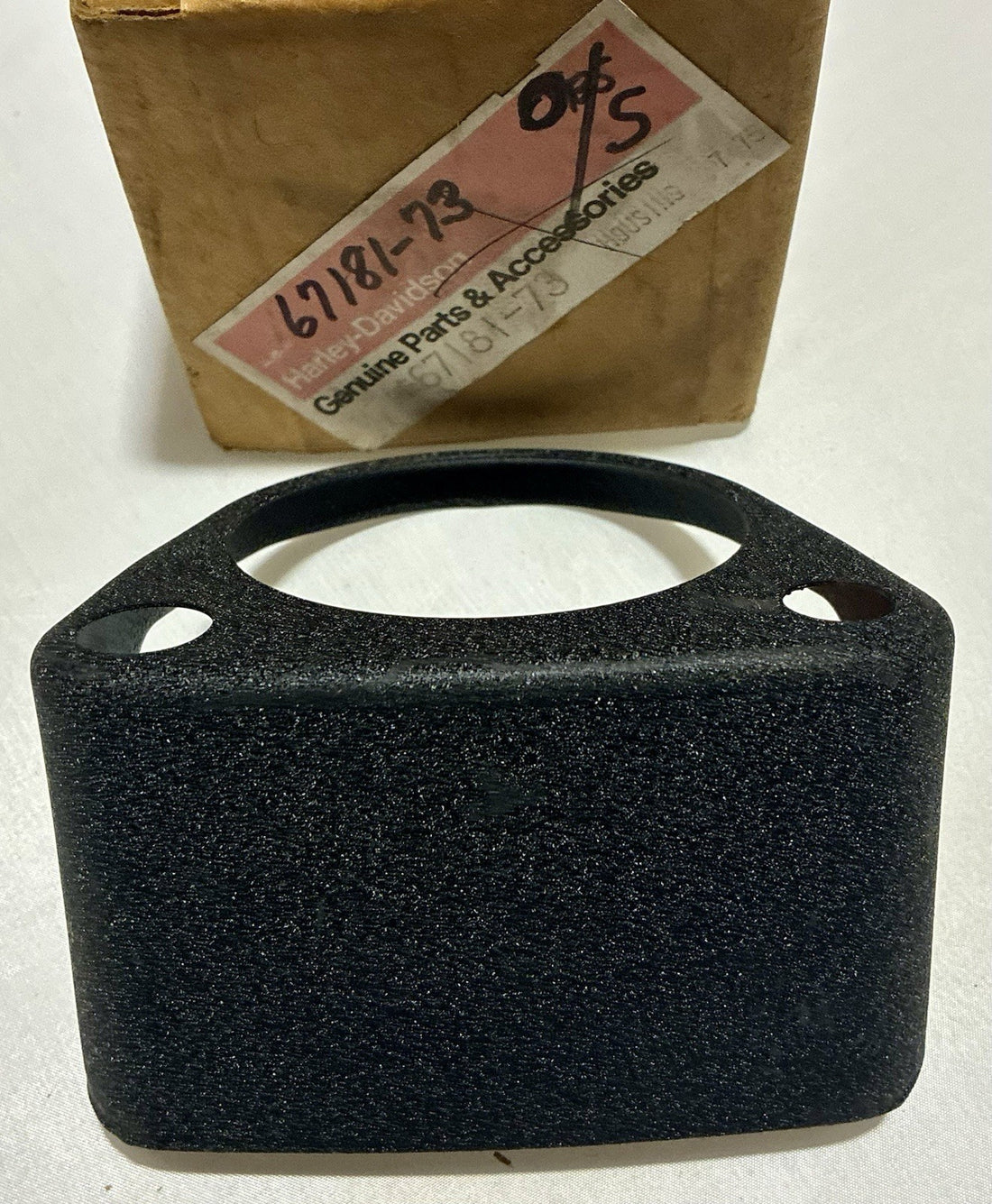 
  
  67181-73 HARLEY-DAVIDSONFX XLCH XLH SPEEDOMETER SUPPORT BRACKET NOS OEM
  

