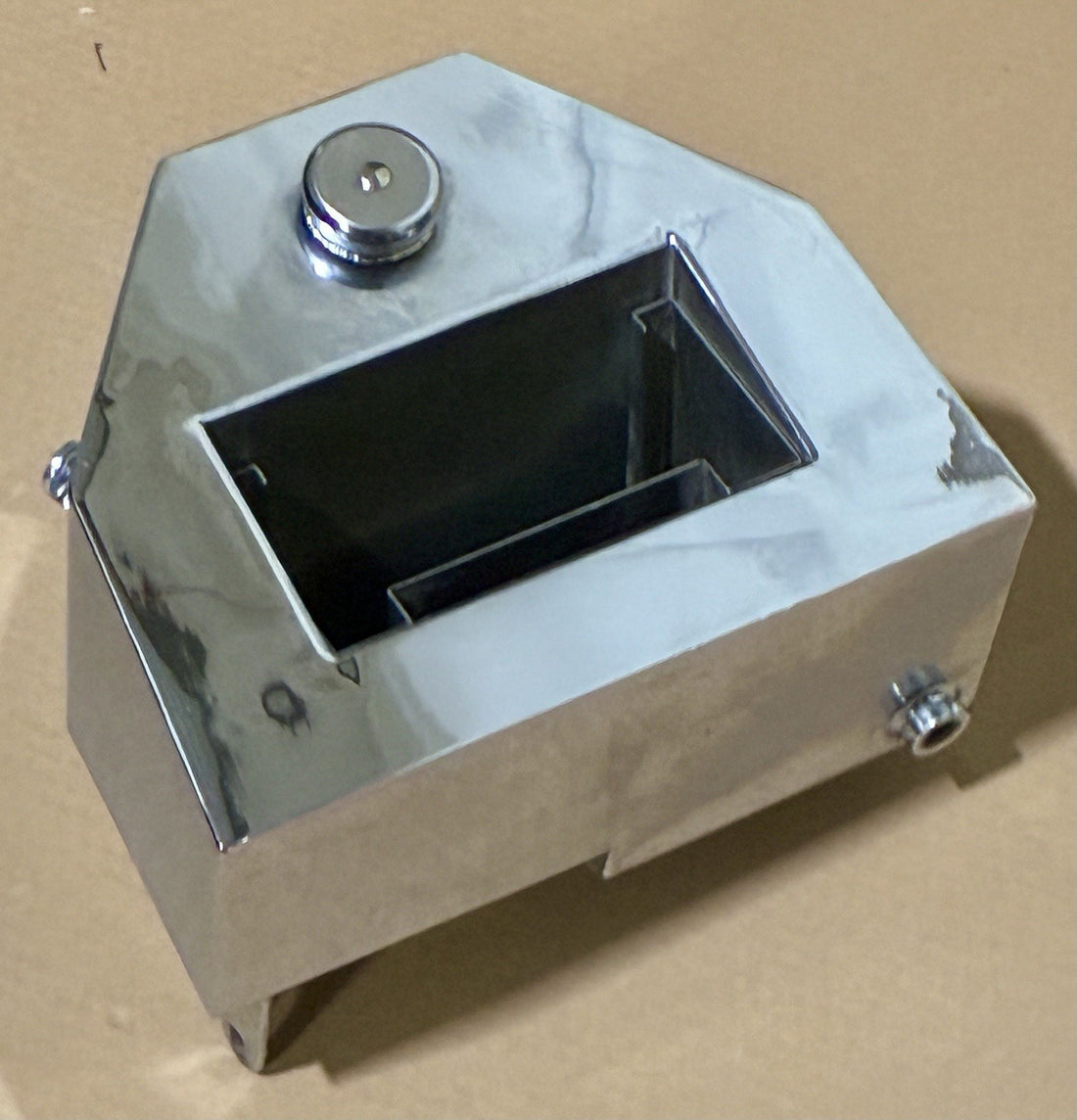 
  
  CUSTOM CHROME 1936-57 BIG TWIN HARLEY OIL TANK W/ HIDDEN OIL LINES ON BOTTOM NOS
  
