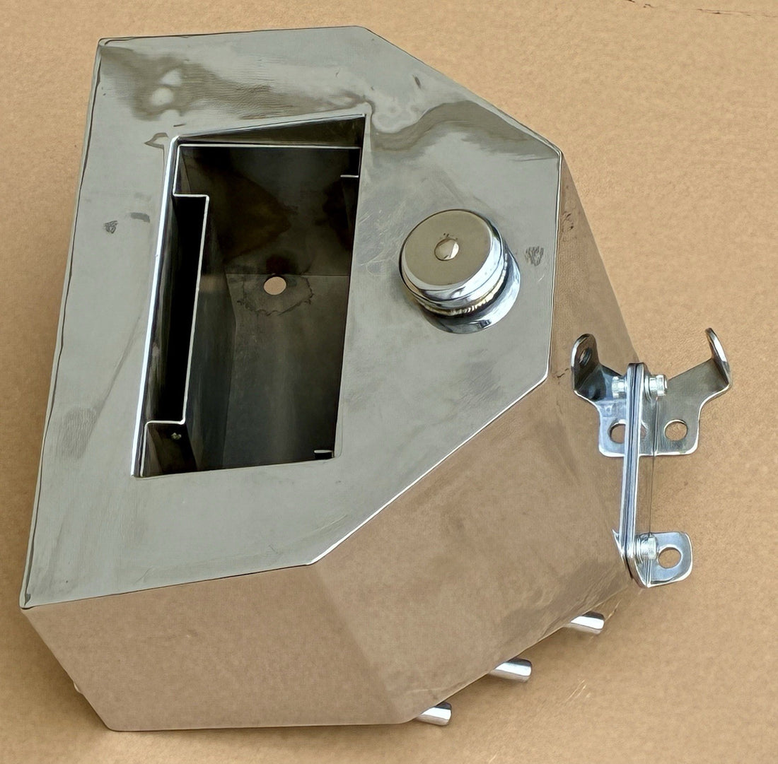 
  
  CUSTOM CHROME 1936-57 BIG TWIN HARLEY OIL TANK W/ HIDDEN OIL LINES ON BOTTOM NOS
  
