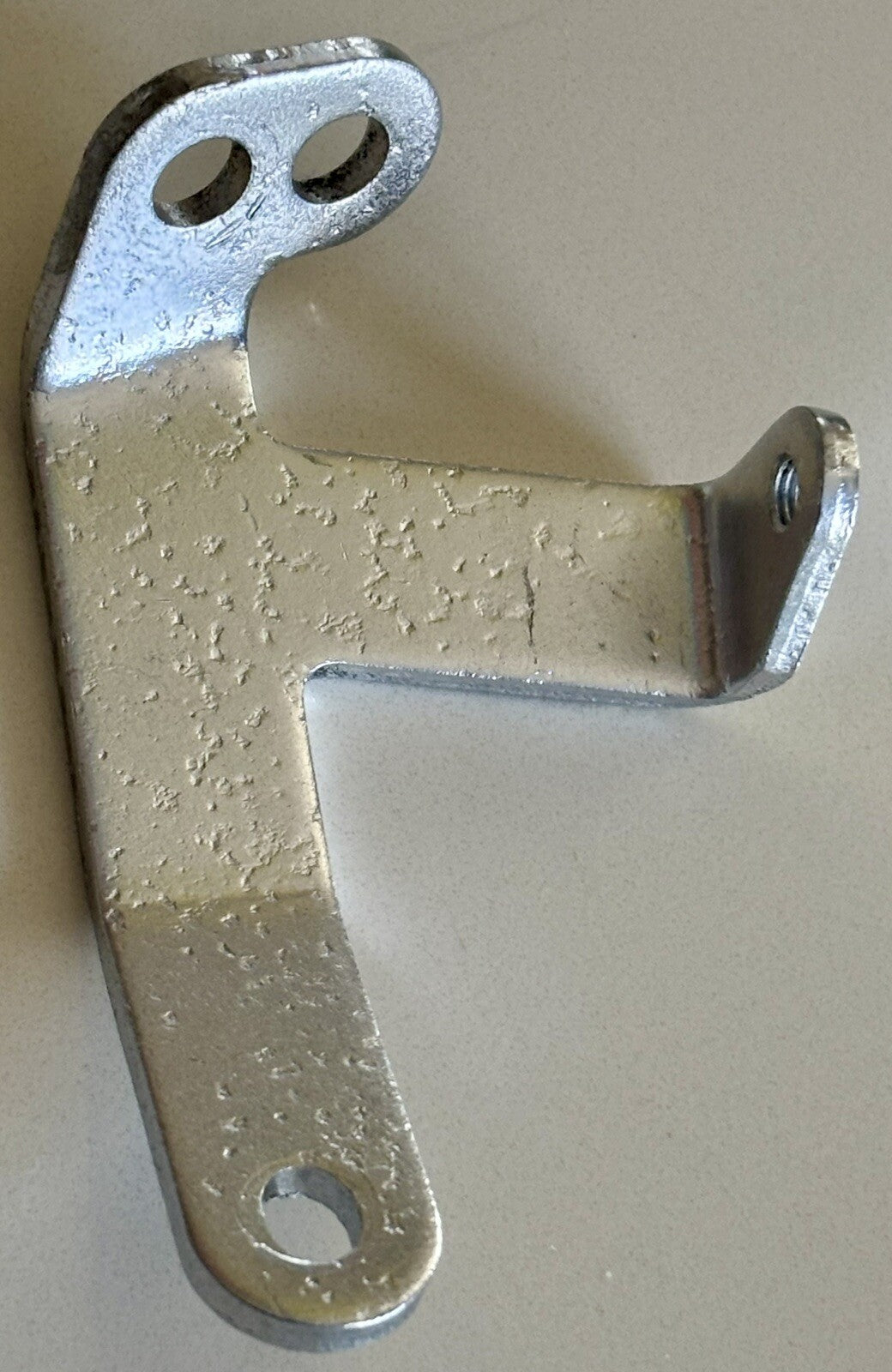 
  
  29018-71A HARLEY-DAVIDSON 1971-1977 FL & FX AIR CLEANER SUPPORT BRACKET  #384
  
