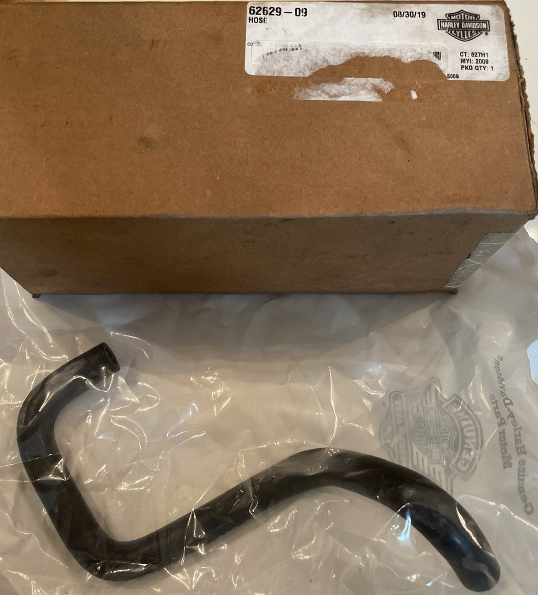 
  
  62629-09 HARLEY-DAVIDSON 2009-2010 TOURING OIL LINE MOLDING HOSE NOS OEM
  
