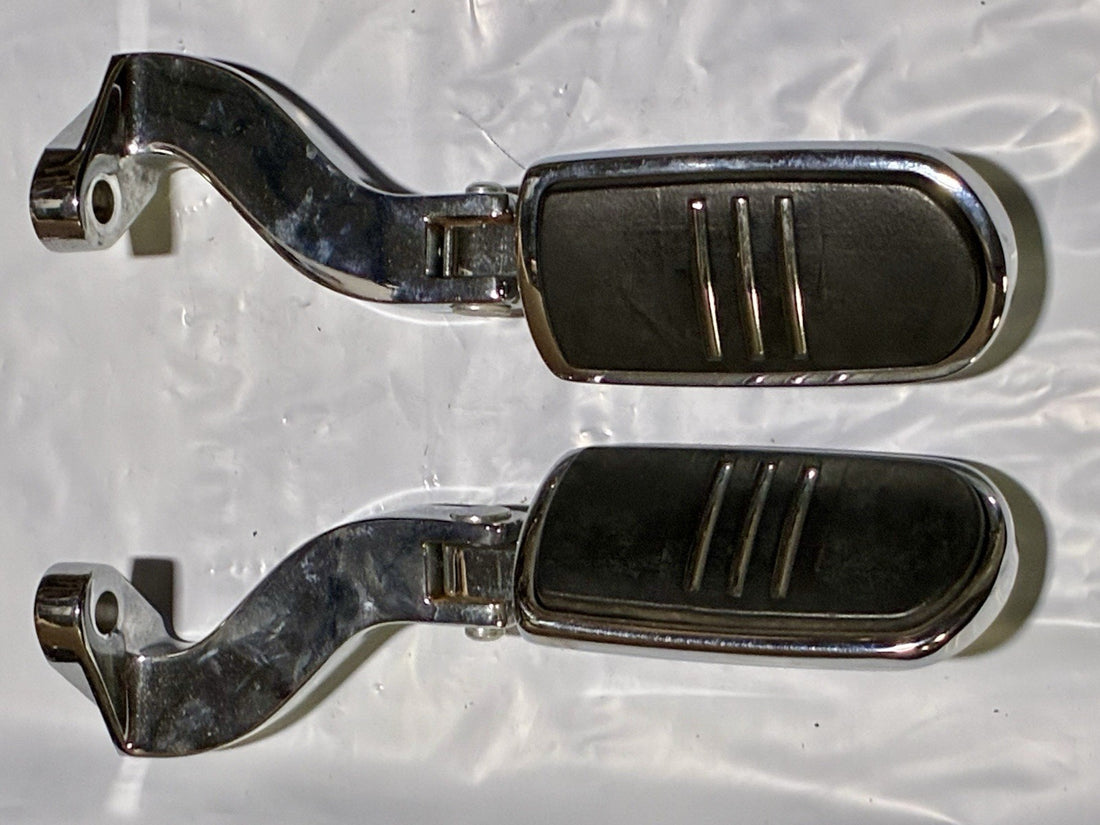 
  
  HARLEY-DAVIDSON CHROME FOOT PEGS & MOUNTS SET PASSENGER MALE MOUNT OEM
  

