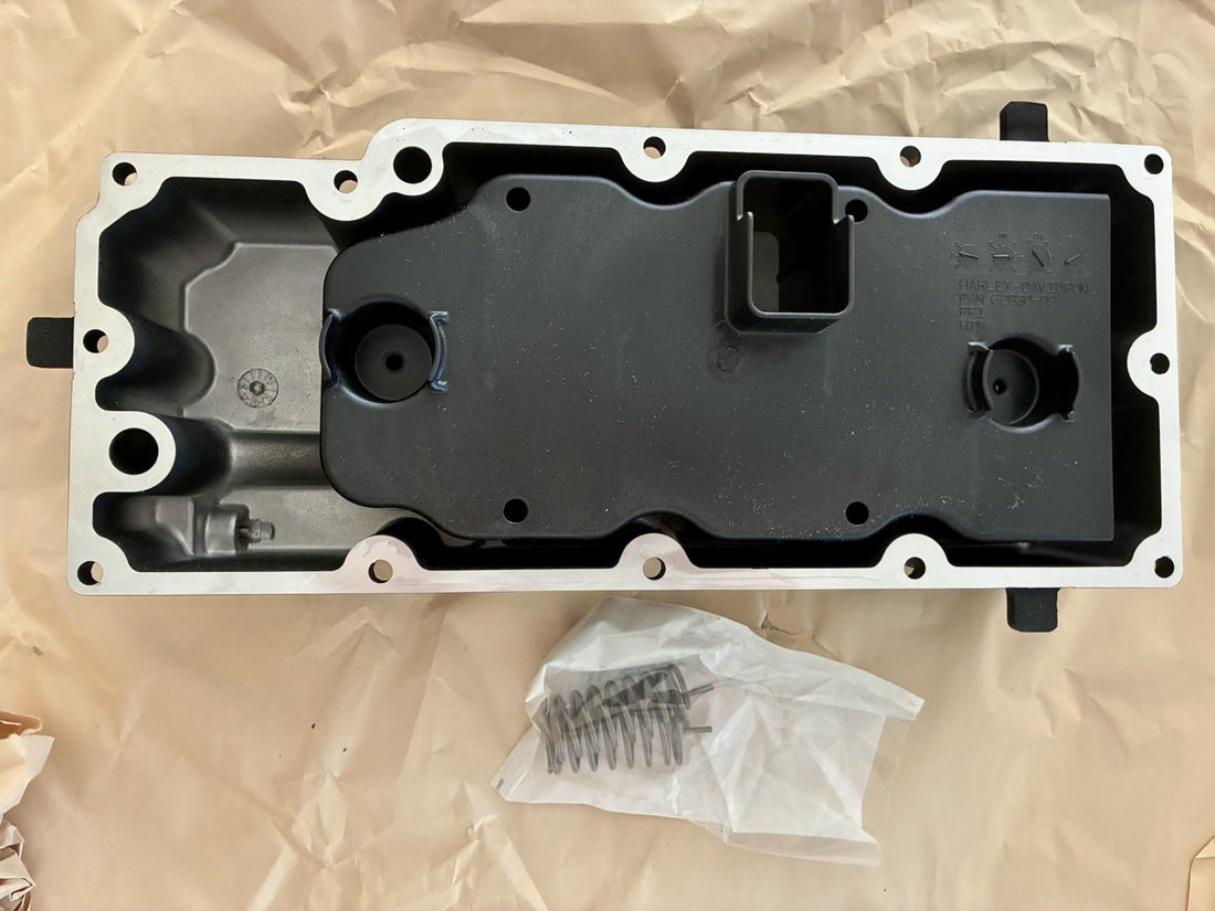 
  
  62711-99 62830-99 HARLEY-DAVIDSON TOURING  OIL PAN & BAFFLE BLACK NOS
  
