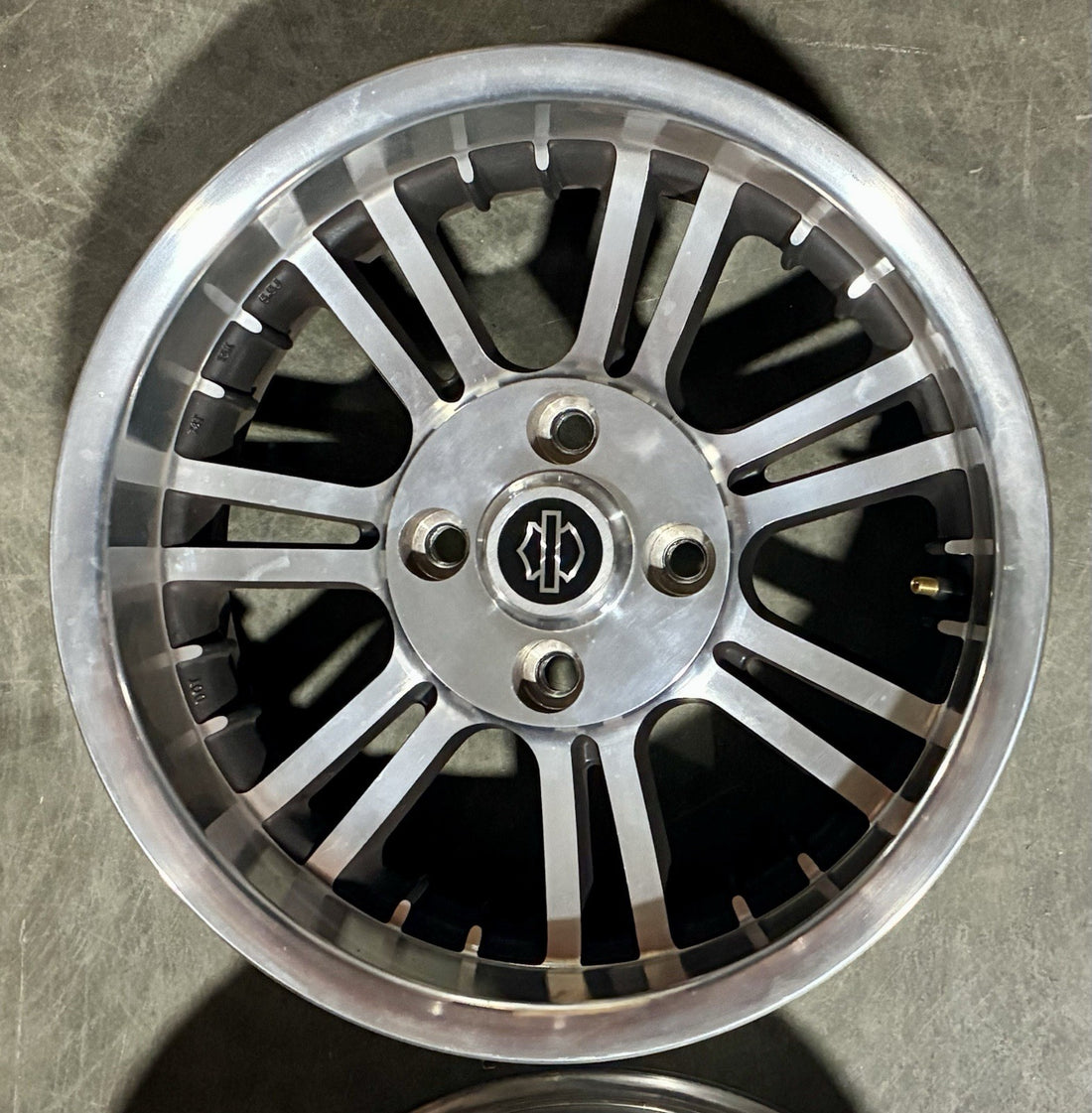 
  
  HARLEY-DAVIDSON 2009-2022  TRI-GLIDE REAR WHEEL RIM TRIKE 15x5.50 15 x 5.50