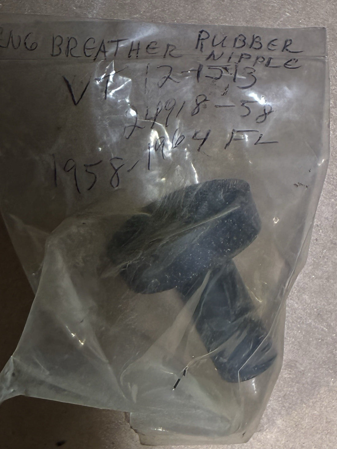 
  
  12-1513 V-TWIN BLACK BREATHER NIPPLE 1958-1964 BIG TWIN DUO HARLEY 24918-58 NOS
  
