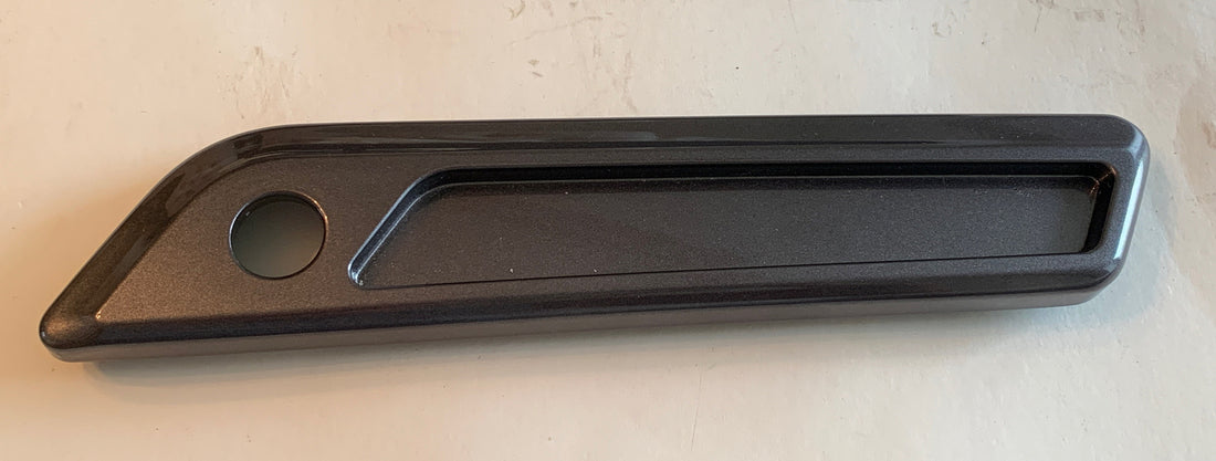 
  
  90200449 HARLEY-DAVIDSON TOURING METALLIC SILVER SADDLEBAG LATCH HINGE COVER 
  
