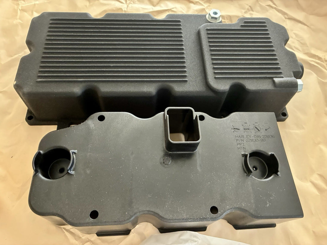 
  
  62711-99 62830-99 HARLEY-DAVIDSON TOURING  OIL PAN & BAFFLE BLACK NOS
  
