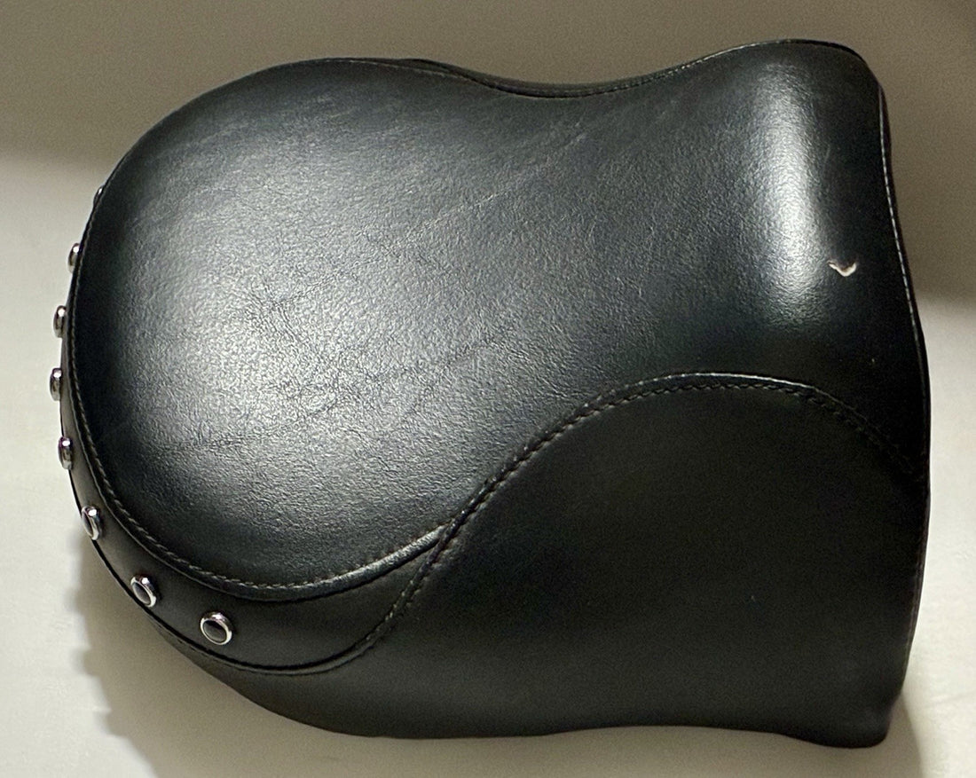 
  
  52281-97B HARLEY-DAVIDSON TOURING FLHR ROAD KING STUDDED REAR PASSENGER SEAT OEM
  
