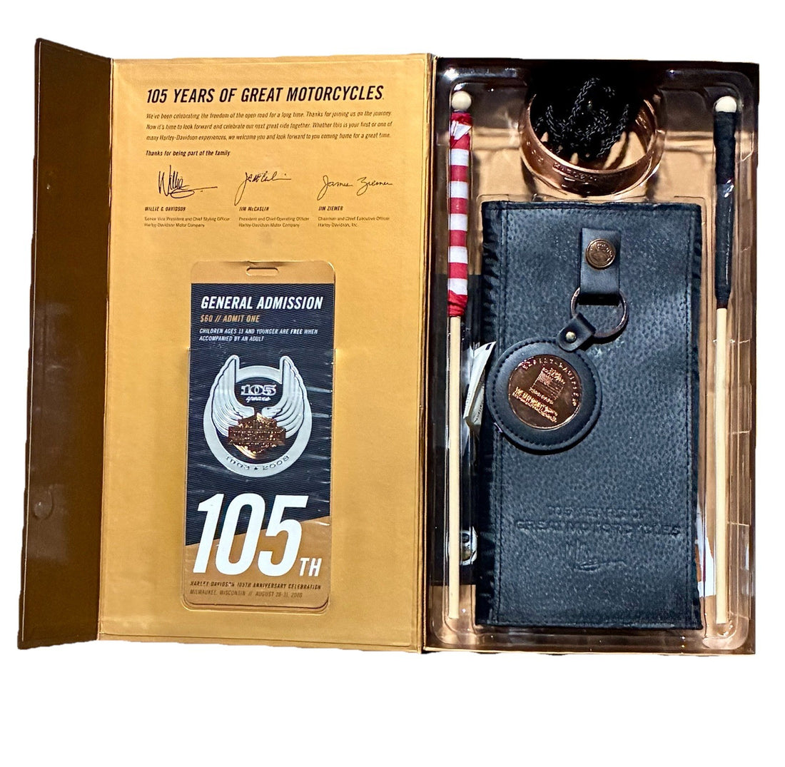 
  
  HARLEY-DAVIDSON 105TH ANNIVERSARY GIFT BOX SET WALLET FLAG  BRACELET KEY CHAIN
  
