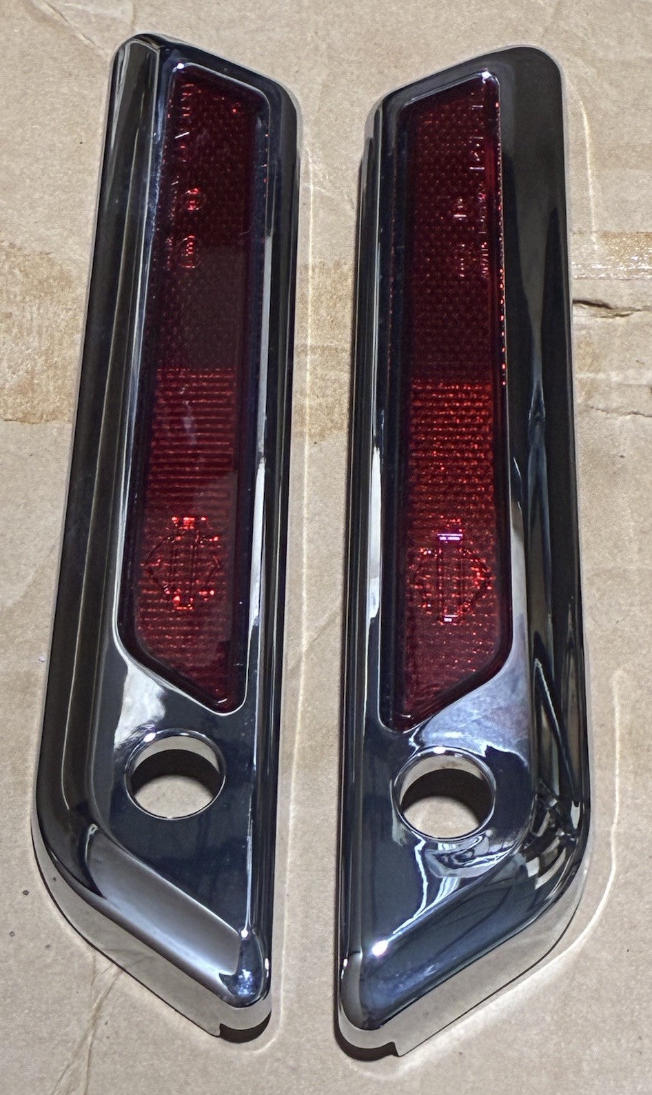 
  
  90200448 & 90200449 HARLEY-DAVIDSON 2014-UP TOURING SADDLEBAG LATCH COVERS OEM
  

