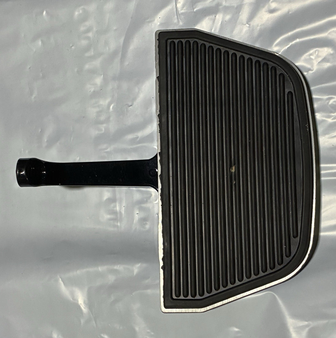 
  
  HARLEY-DAVIDSON TOURING FLOORBOARD WITH BRACKET OEM
  
