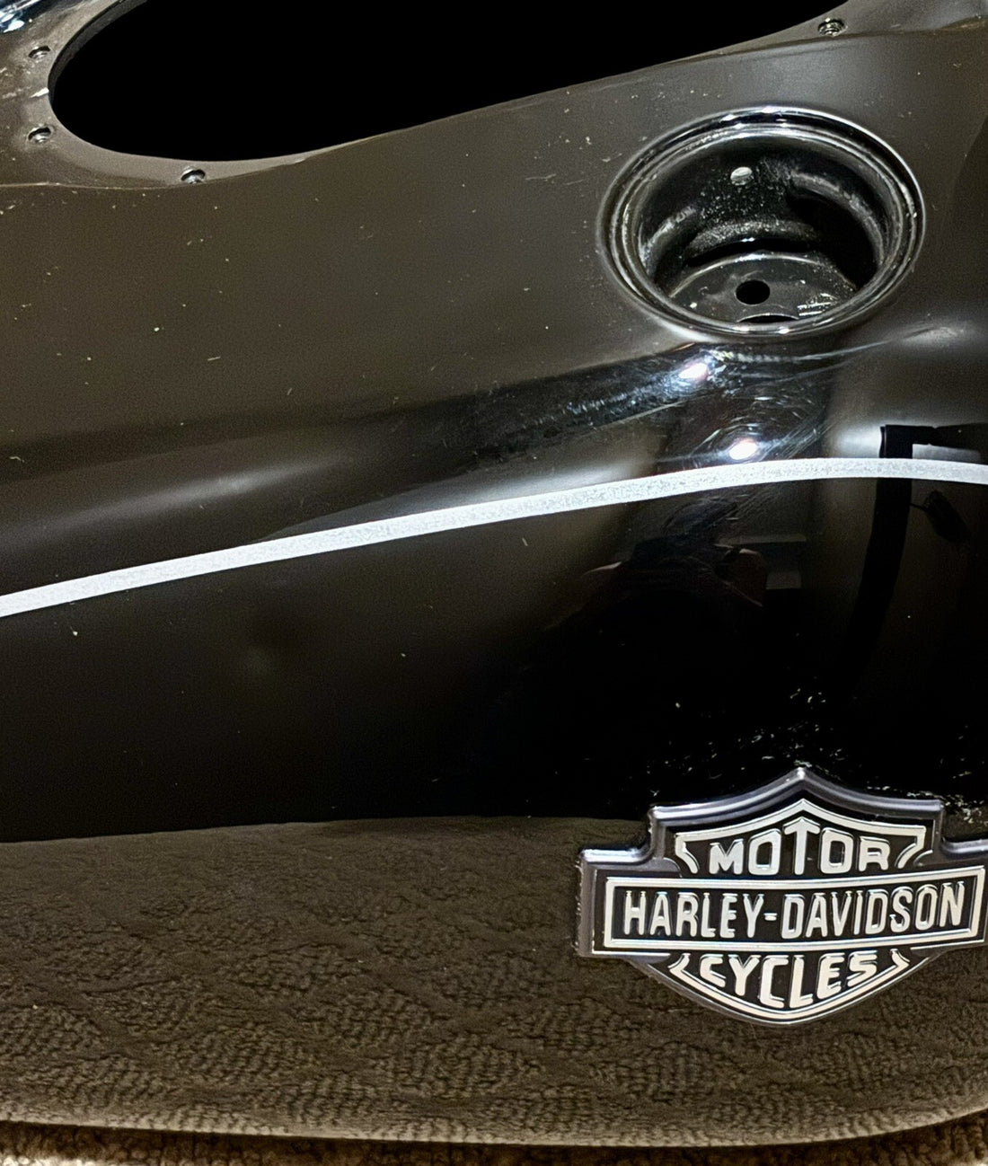 
  
  HARLEY-DAVIDSON 2011 FXDWG DYNA WIDE GLIDE BLACK W/ SILVER PINSTRIPE GAS TANK
  
