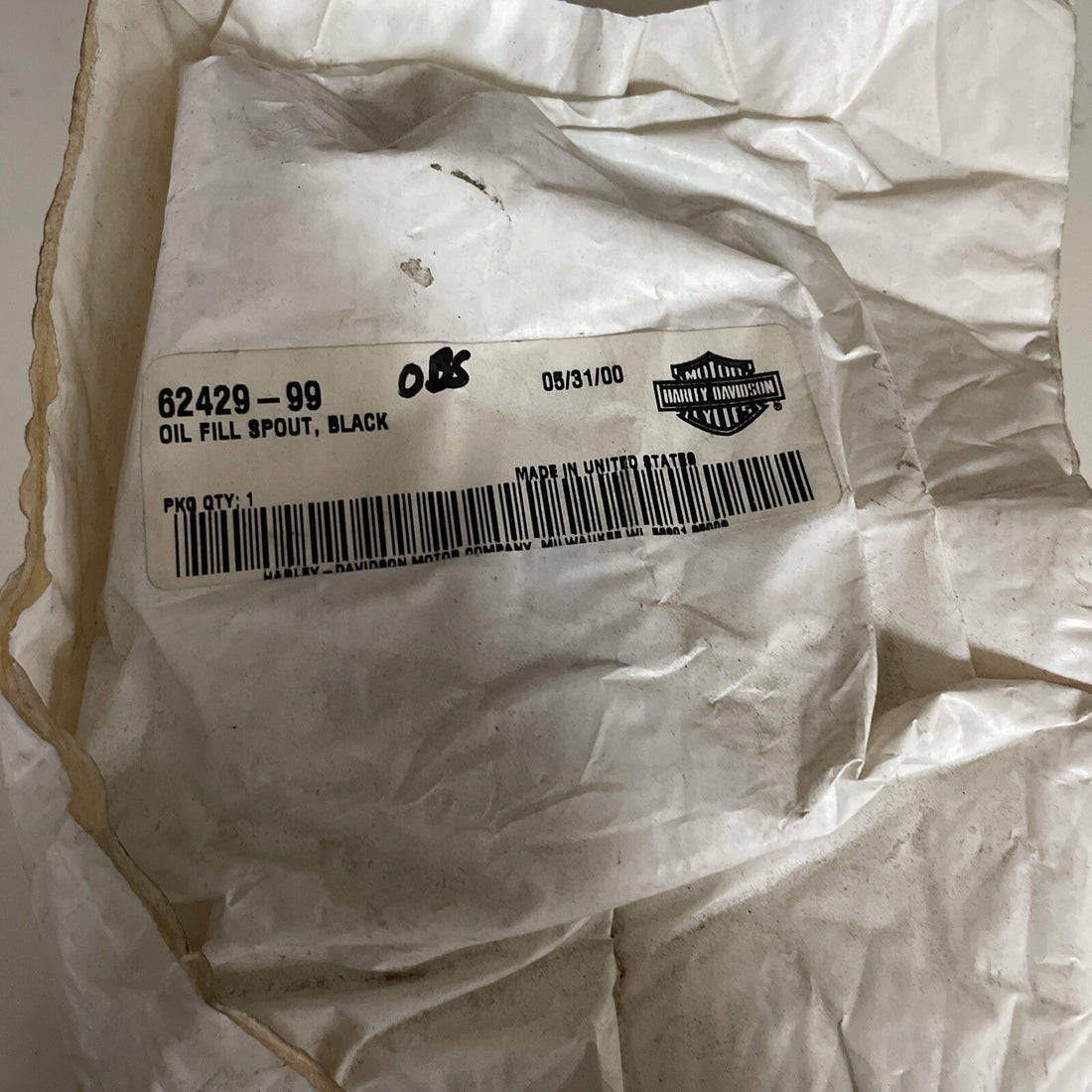 
  
  62429-99 HARLEY-DAVIDSON 1999-2001 FLH OIL FILLER SPOUT HOUSING, BLACK NOS OEM
  
