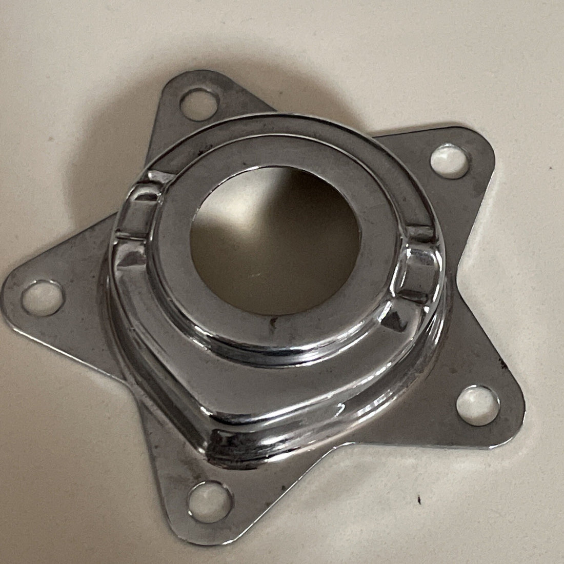 
  
  1935-1954 BIG TWIN CHROME STAR WHEEL HUB OUTER THRUST BEARING COVER 43566-35
  
