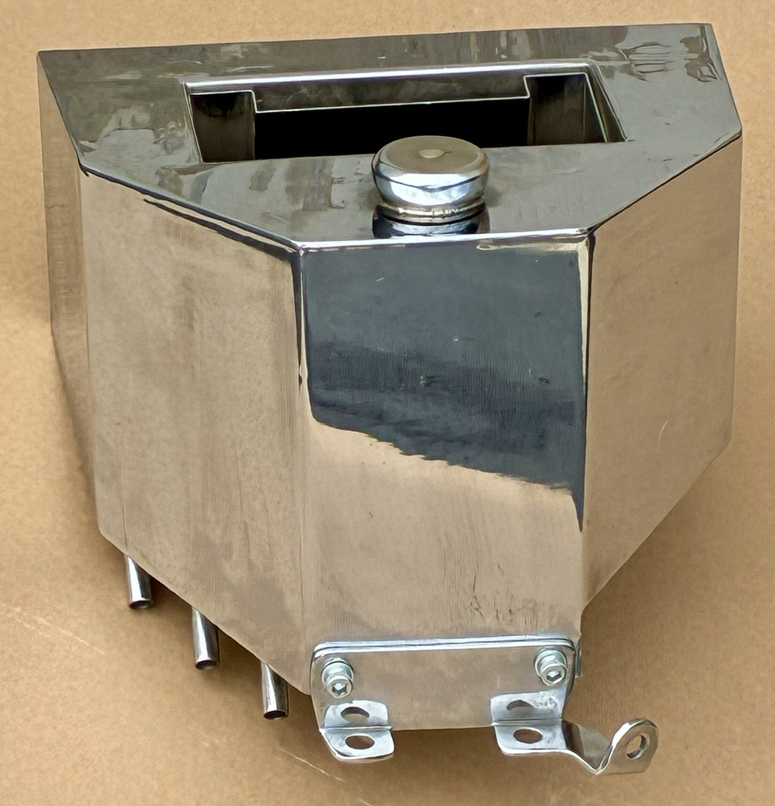 
  
  CUSTOM CHROME 1936-57 BIG TWIN HARLEY OIL TANK W/ HIDDEN OIL LINES ON BOTTOM NOS
  
