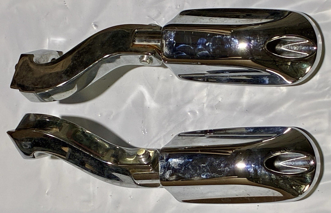 
  
  HARLEY-DAVIDSON CHROME FOOT PEGS & MOUNTS SET PASSENGER MALE MOUNT OEM
  
