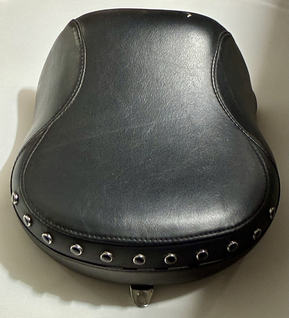 
  
  52281-97B HARLEY-DAVIDSON TOURING FLHR ROAD KING STUDDED REAR PASSENGER SEAT OEM
  
