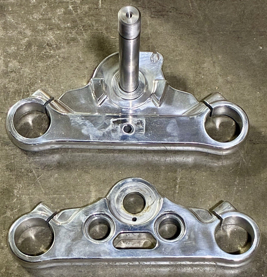 
  
  HARLEY-DAVIDSON 2008 FXDWG FRONT FORK BRACKET TRIPLE TREE POLISHED ALUMINUM
  
