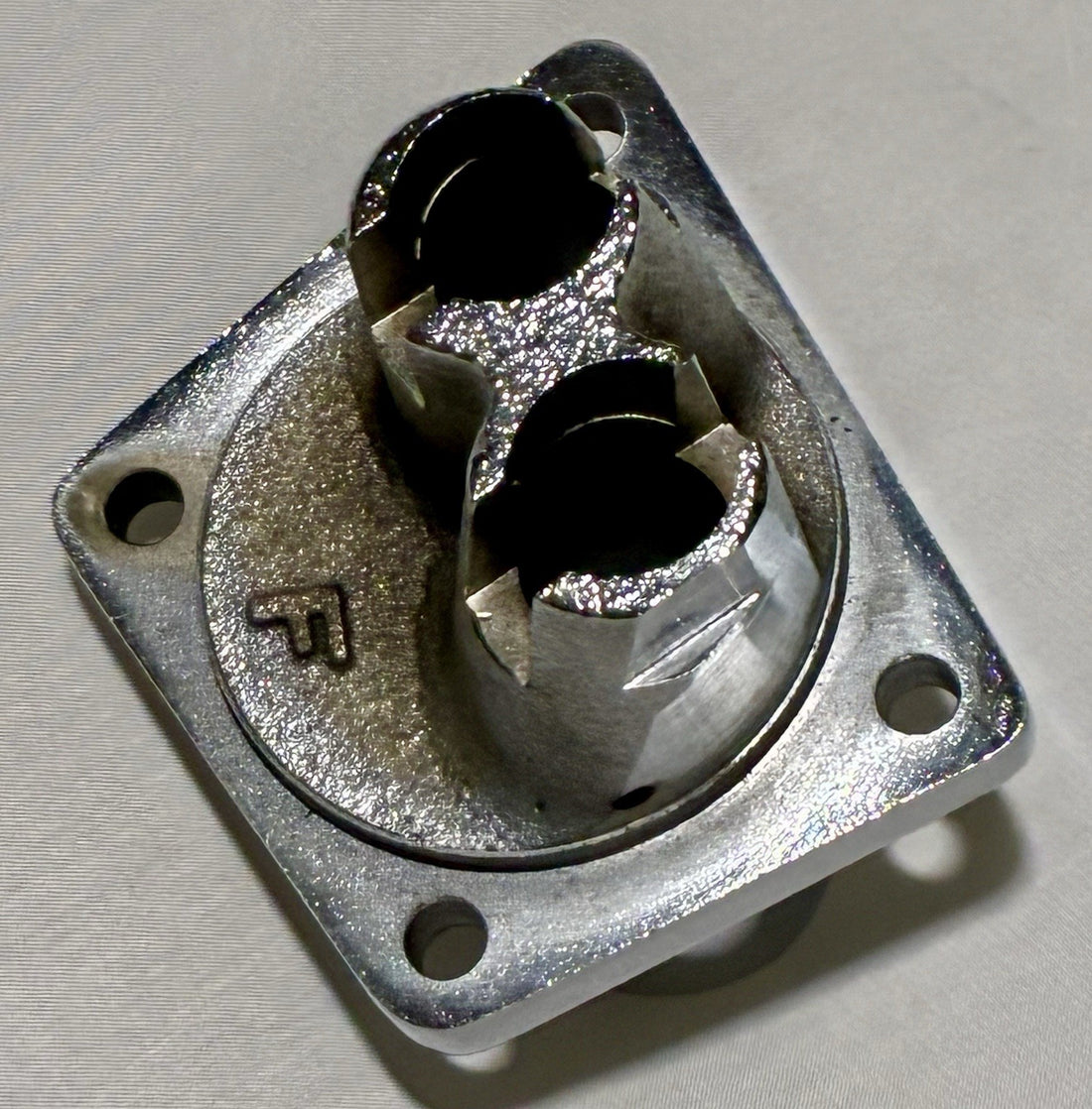 
  
  V-TWIN 1948-1983 BIG TWIN HARLEY CHROME FRONT TAPPET BLOCK
  
