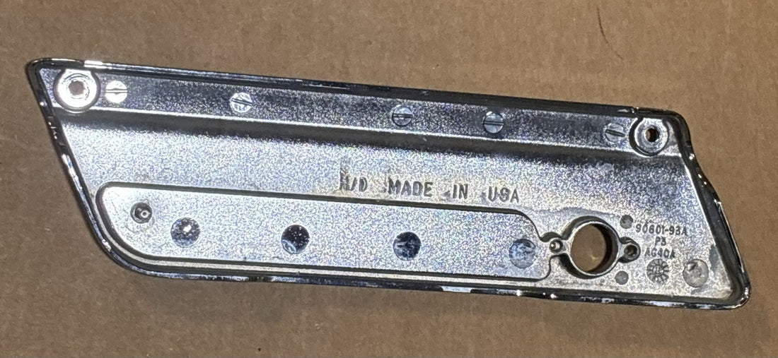 
  
  90601-93A HARLEY-DAVIDSON 1993-2013 TOURING SADDLEBAG LATCH COVER OEM
  
