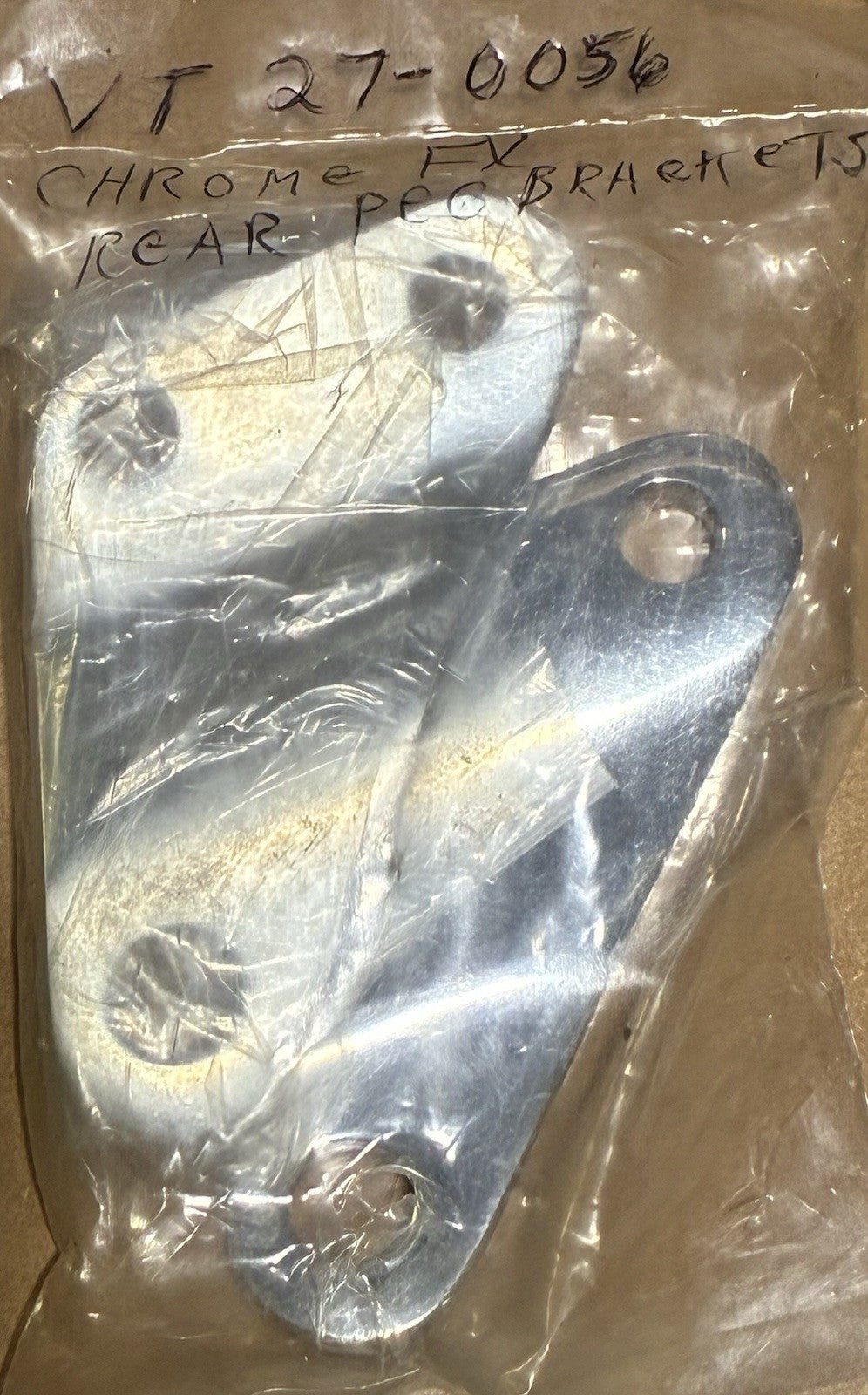 
  
  27-0056 V-TWIN CHROME REAR FOOTPEG MPUNT BRACKET SET FX HARLEY 47116-77
  
