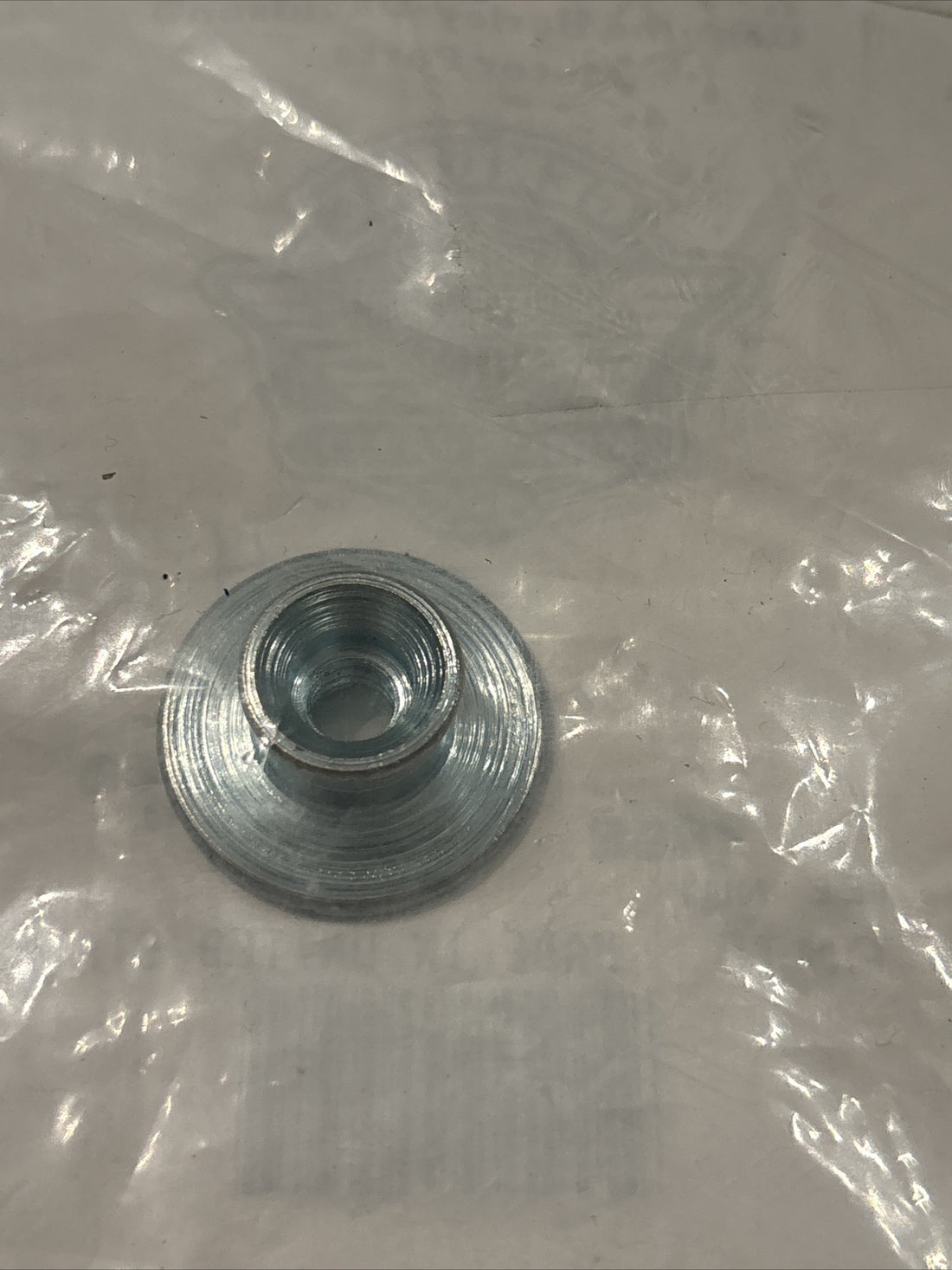 
  
  7868 HARLEY-DAVIDSON 1994-1999 SOFTAIL HERITAGE SADDLEBAG TEE NUT OEM  NOS
  
