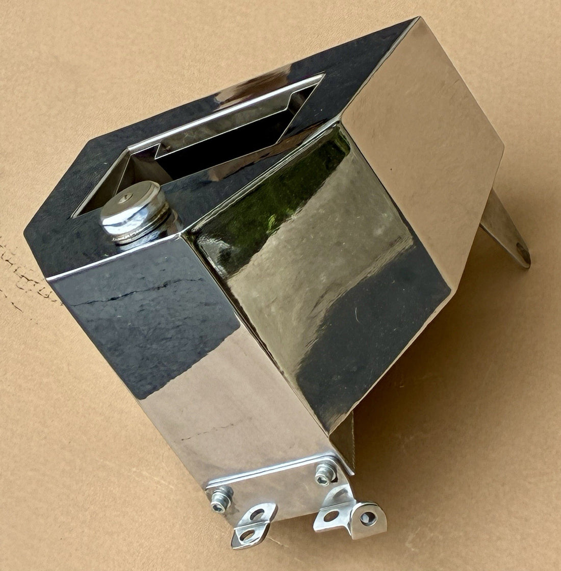
  
  CUSTOM CHROME 1936-57 BIG TWIN HARLEY OIL TANK W/ HIDDEN OIL LINES ON BOTTOM NOS
  
