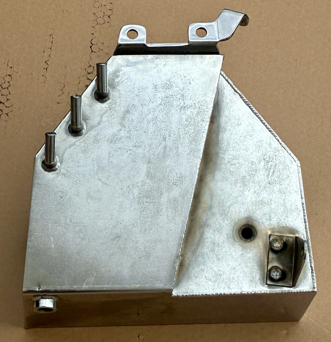 
  
  CUSTOM CHROME 1936-57 BIG TWIN HARLEY OIL TANK W/ HIDDEN OIL LINES ON BOTTOM NOS
  

