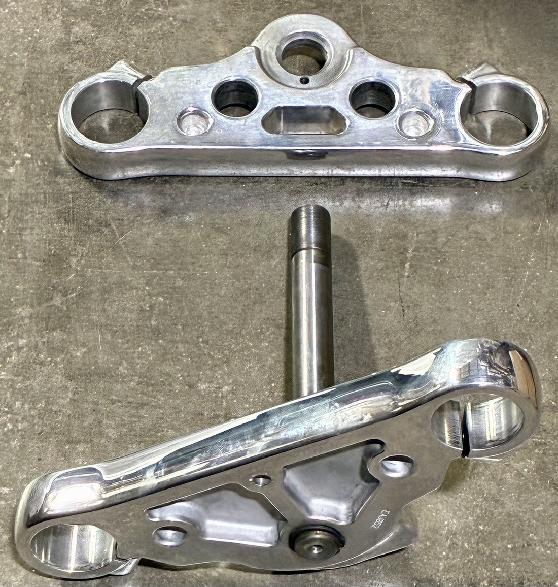 
  
  HARLEY-DAVIDSON 2008 FXDWG FRONT FORK BRACKET TRIPLE TREE POLISHED ALUMINUM
  
