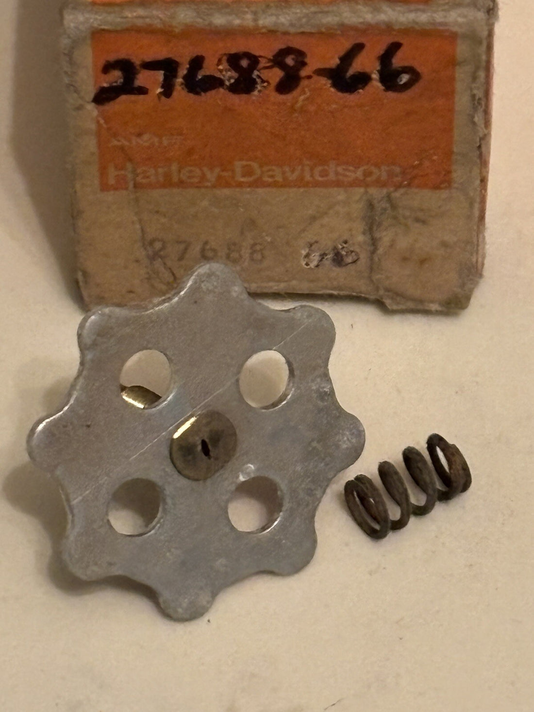 
  
  27688-66 HARLEY-DAVIDSON IDLE MIXTURE SCREW & SPRING OEM  NOS
  
