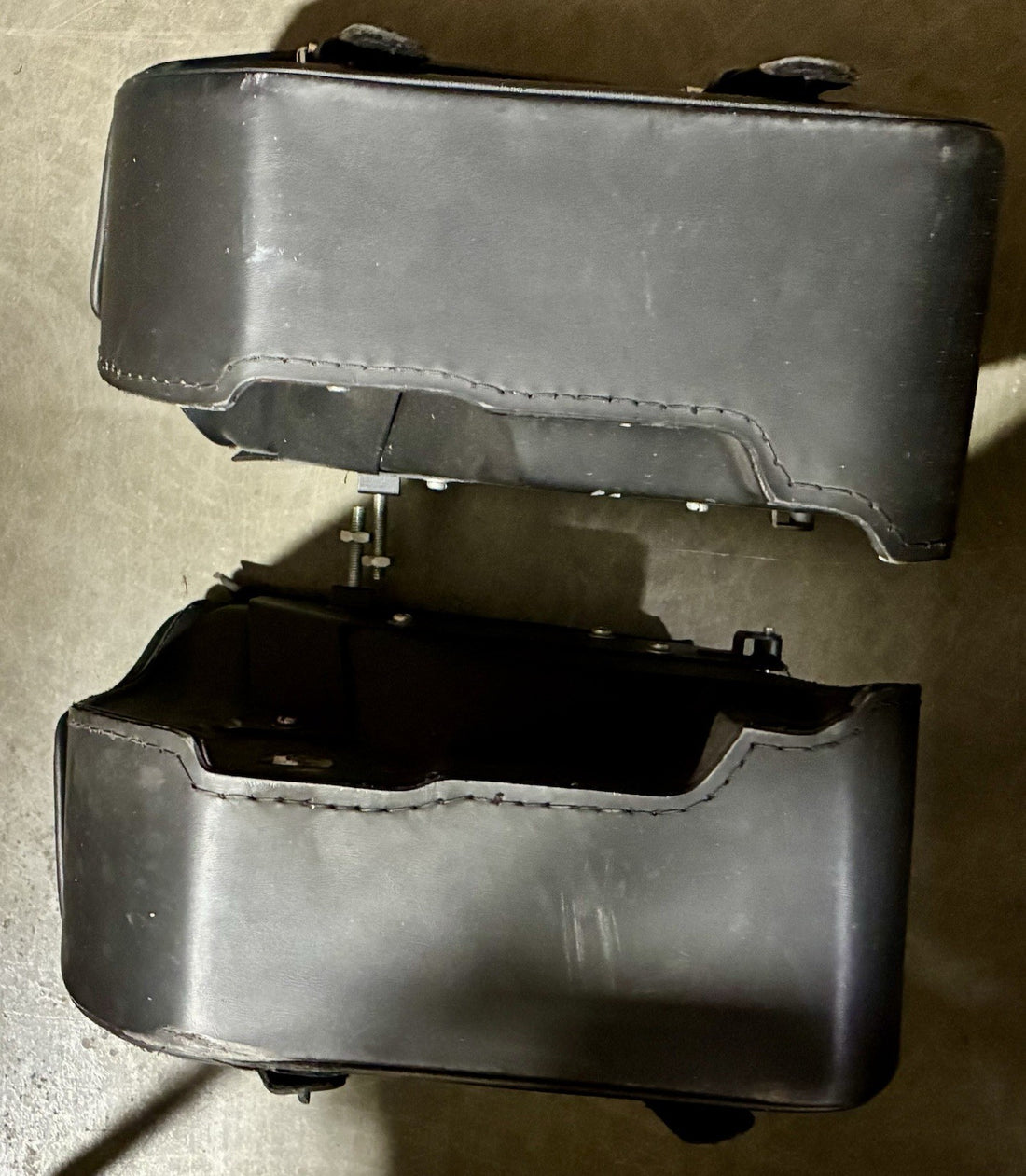 
  
  VIKING 2000-2017 SOFTAIL HARLEY BOLT ON LEATHER SADDLE BAGS
  

