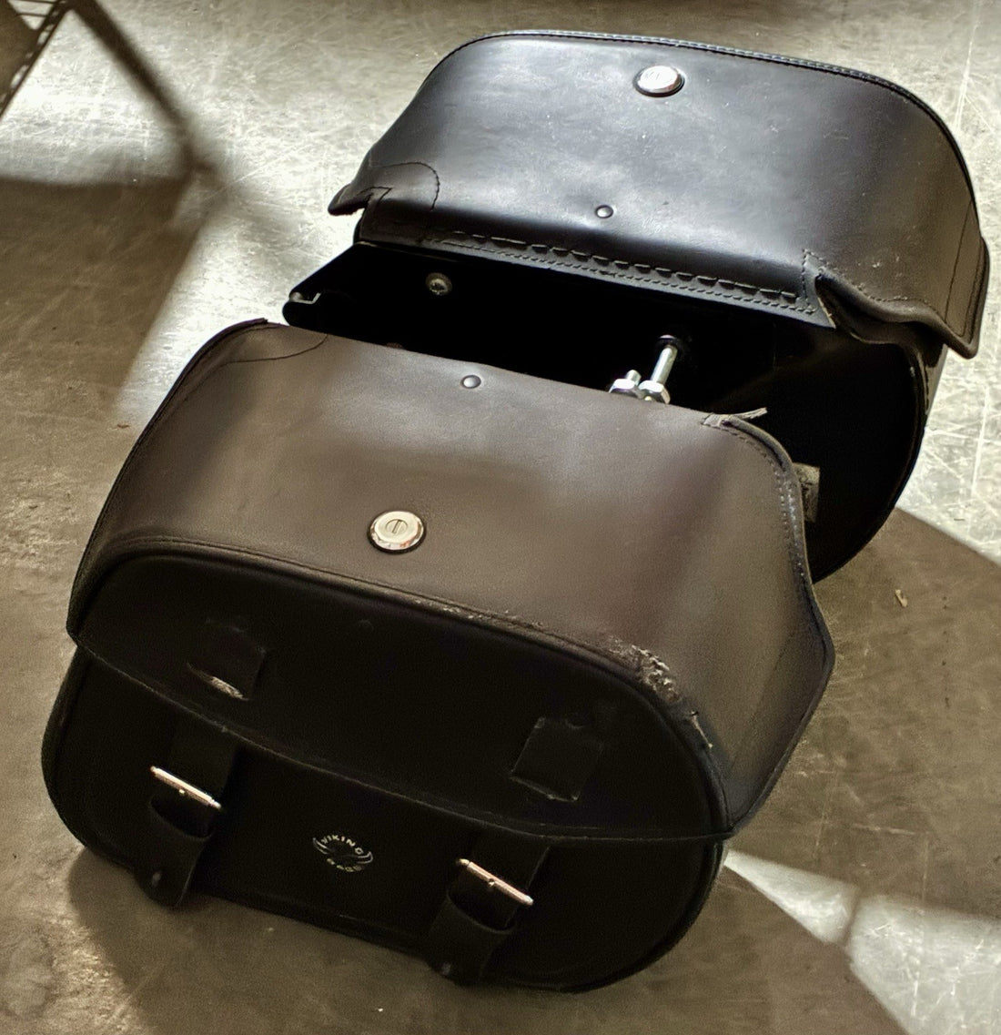 
  
  VIKING 2000-2017 SOFTAIL HARLEY BOLT ON LEATHER SADDLE BAGS
  

