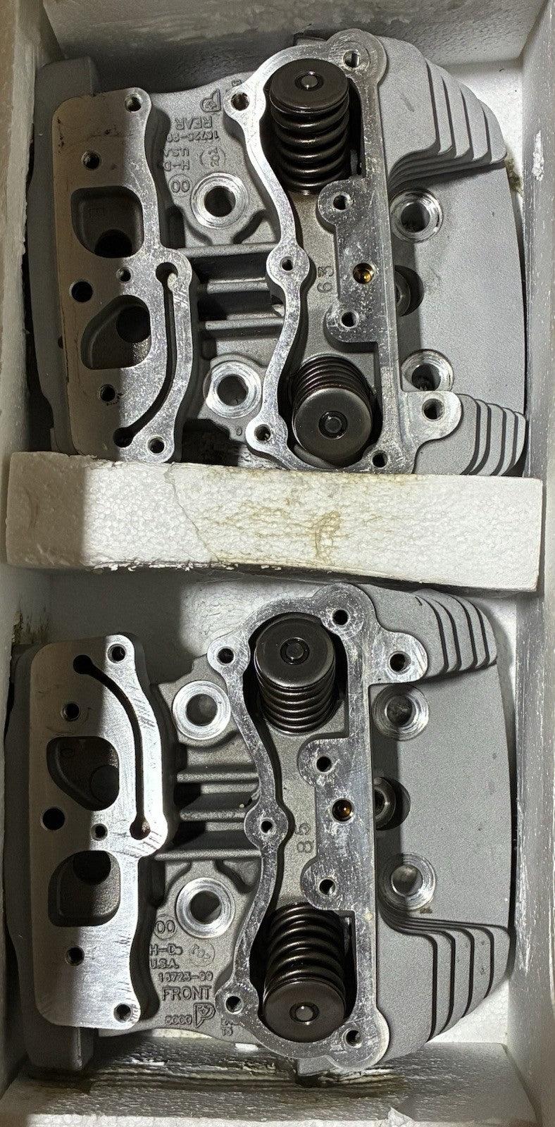 
  
  16723-99 & 16725-99 HARLEY-DAVIDSON 1999-2003 DYNA SOFTAIL TOURING HEADS OEM
  

