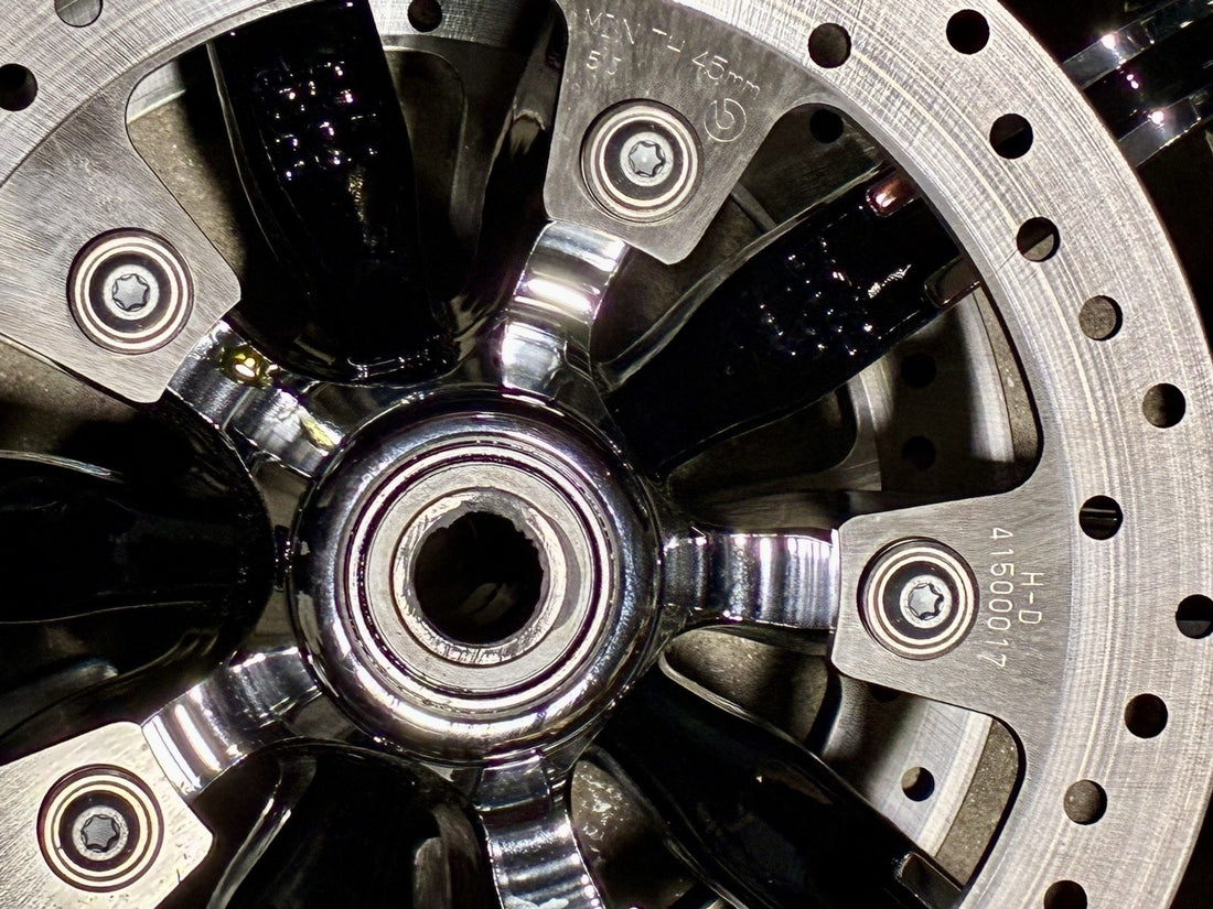 41500017 HARLEY-DAVIDSON TOURING FRONT WHEEL DUAL DISC W/ BLACK HIGHLIGHTS NTO