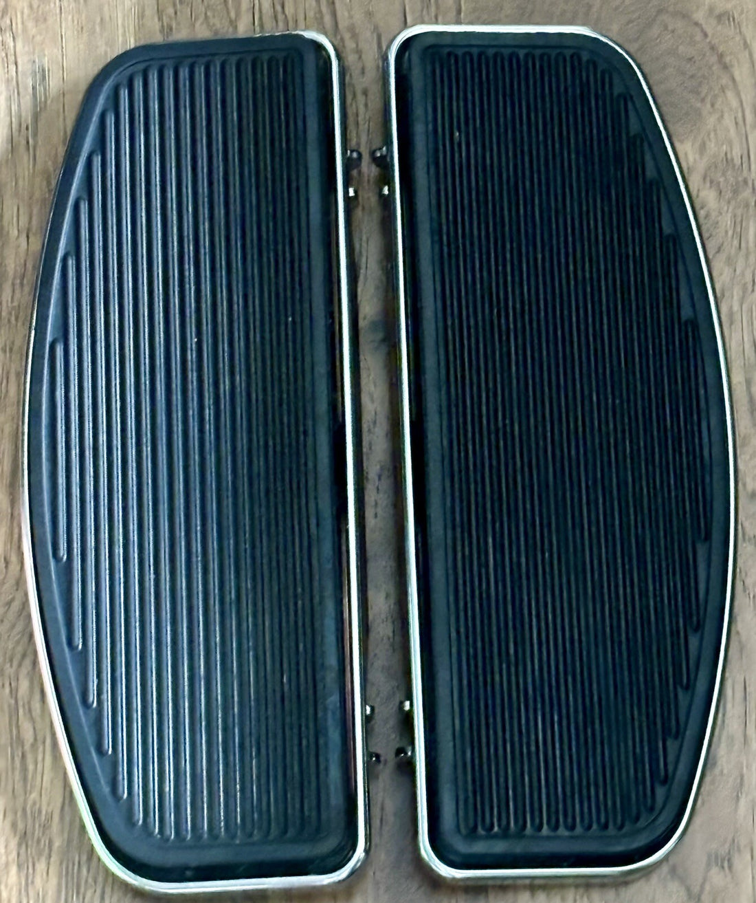 
  
  HARLEY-DAVIDSON DRIVERS FOOTBOARDS FLOORBOARDS WITH INSERTS OEM
  
