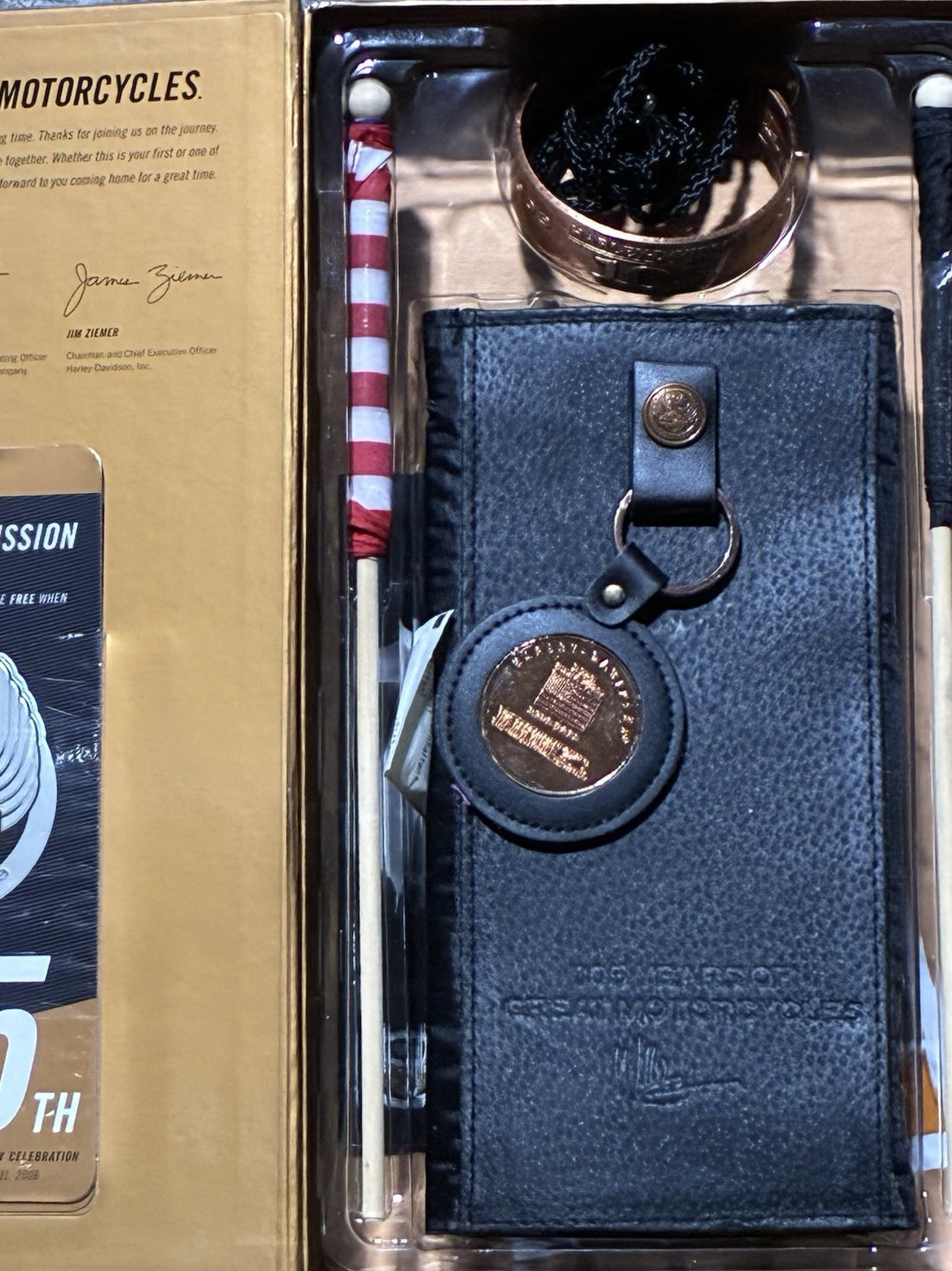 
  
  HARLEY-DAVIDSON 105TH ANNIVERSARY GIFT BOX SET WALLET FLAG  BRACELET KEY CHAIN
  
