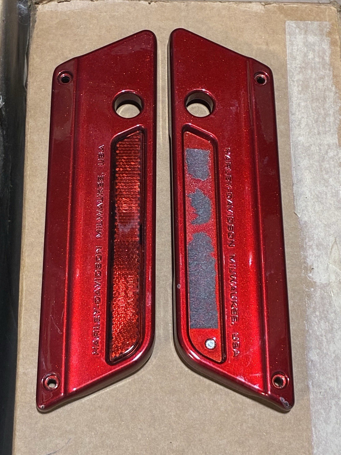 
  
  90601-93A & 90603-93A HARLEY-DAVIDSON RED SADDLEBAG LATCH COVERS
  
