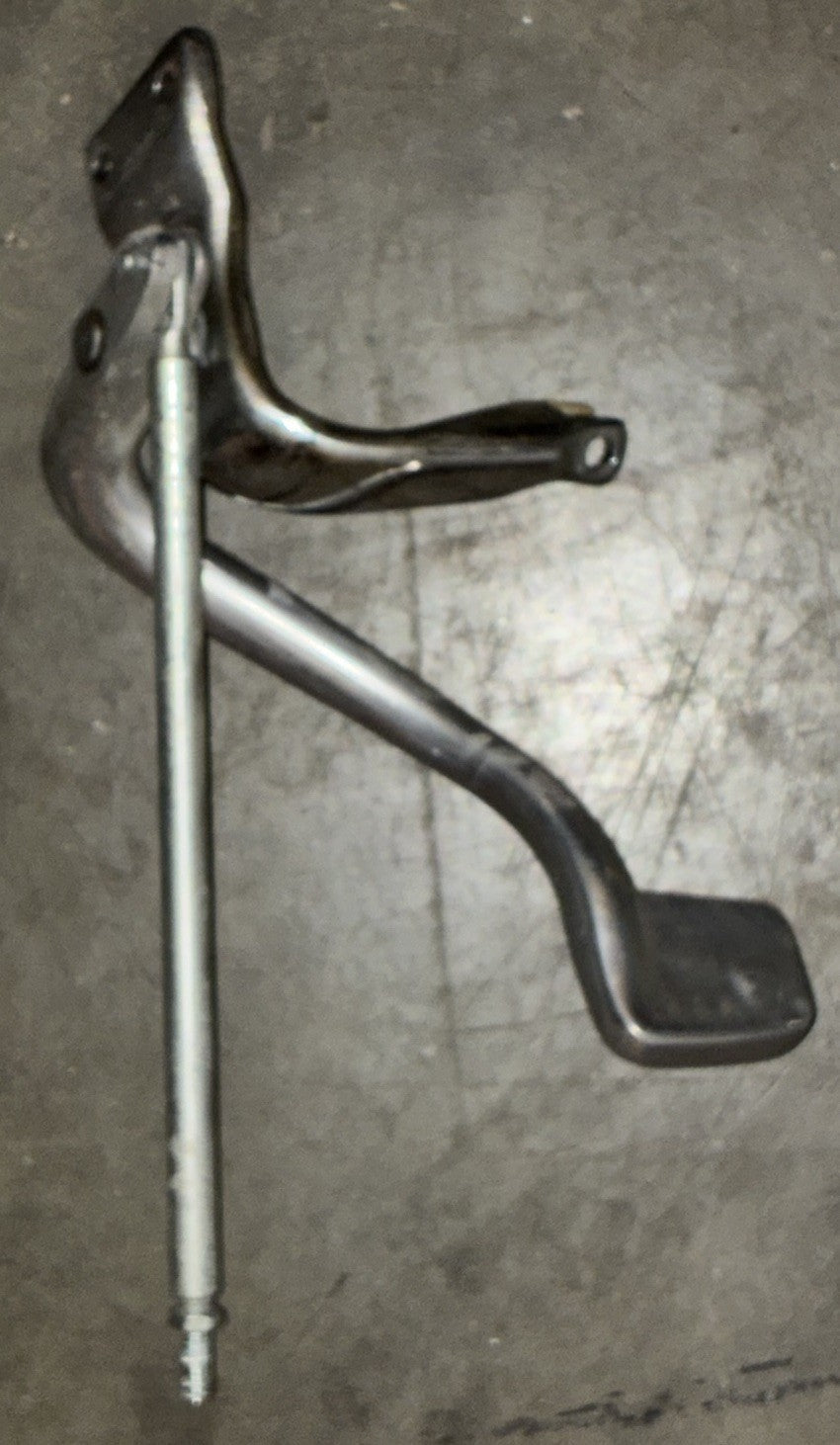 
  
  42502-90B HARLEY-DAVIDSON 2006-2017 DYNA MID CONTROL BRAKE PEDAL FOOT PEG MOUNT
  
